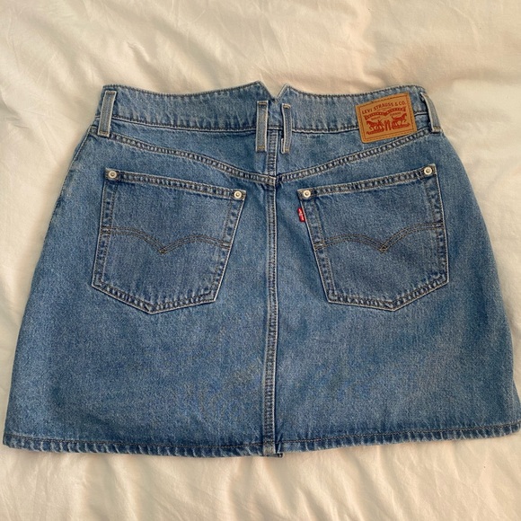 LEVIS Mini Button Front Denim Skirt / Medium Wash / Size 32 - Picture 2 of 7